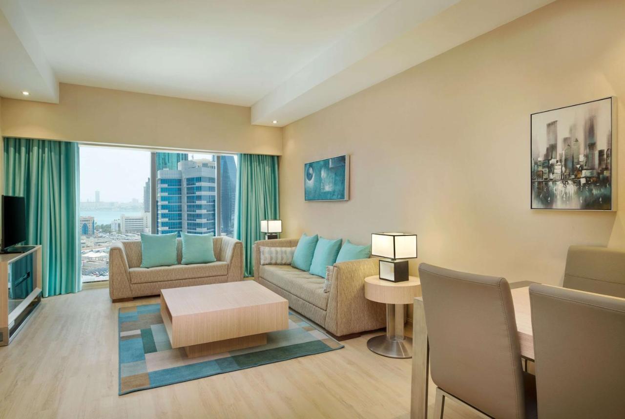 Wyndham Doha West Bay Hotel Exterior photo Living room